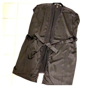 VICTORIA’S SECRET BLACK SATIN/LACE TRIM ROBE M/L ❤️